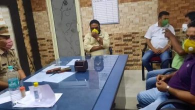 Minister of State Manoj Paras talks with Police Station President Jeet Singh