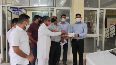 Labor contractors jointly presented 10 lakh 52 thousand rupees to District Disaster Management Relief Fund