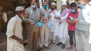 Congress workers distributed masks and medicines