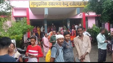 Mass influx of men and women for vaccination of covid-19 in Wazirganj