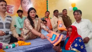Block chief Akanksha Chauhan organized the honor ceremony program