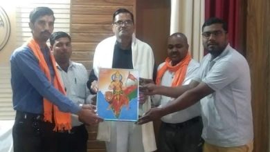 Hindu Yuva Vahini Nagar Karyakarni workers honored the newly arrived SDM by wearing a shawl