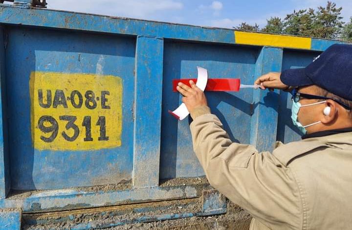 Reflective tapes put on tractor trolleys by Haridwar Traffic Police to prevent accidents