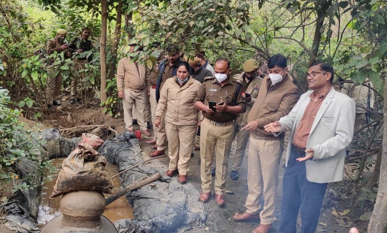 Police confiscated one thousand liters of raw including illegal furnace in Badhapur area