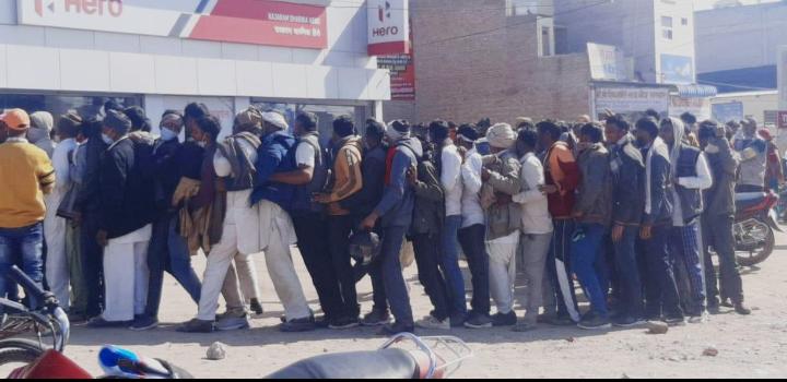 Long line of farmers regarding urea fertilizer, corona protocol flying in Bikaner