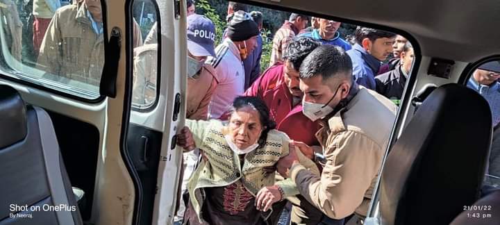Uttarakhand Police performed the duty of humanity, rescued the injured from the deep ditch