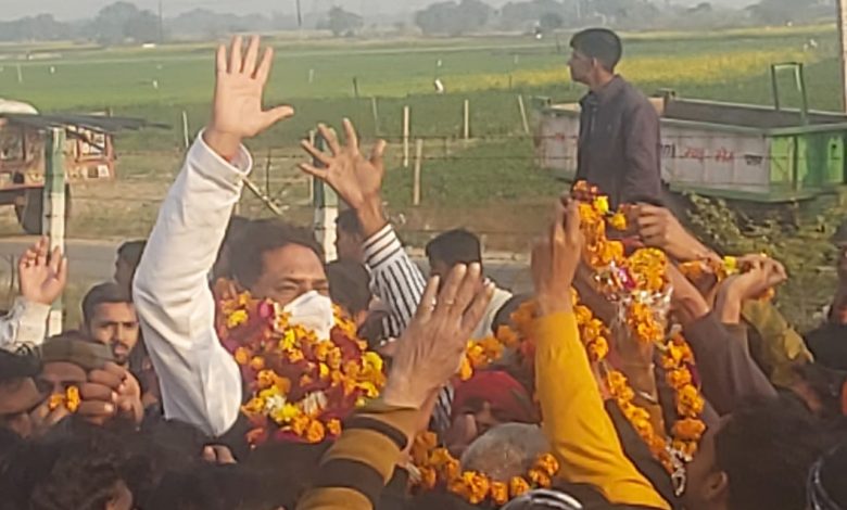 Grand welcome of SP candidate from place to place in Chhibramau