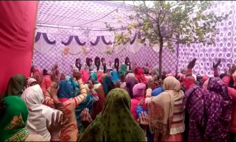 Police chased women who were doing satsang collectively