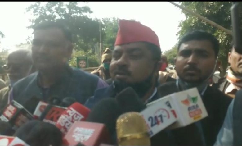 Samajwadi Party candidate Rajkumar Yadav arrived to file nomination from Mainpuri Sadar seat