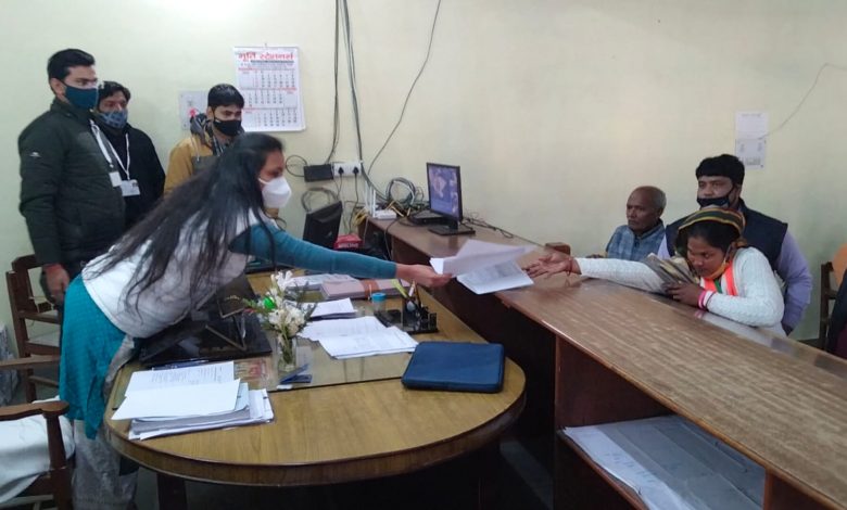 Vinita Shakya arrived to file nomination from Congress party from Mainpuri Sadar seat