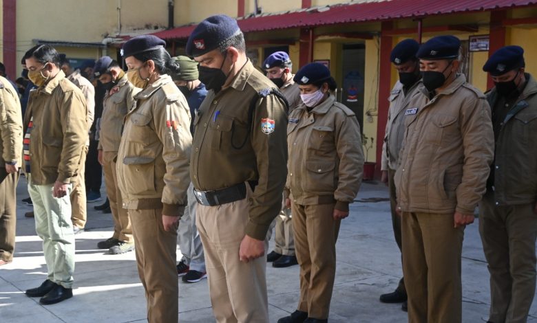 In the memory of martyrs, Almora Police paid tribute by observing silence for 2 minutes