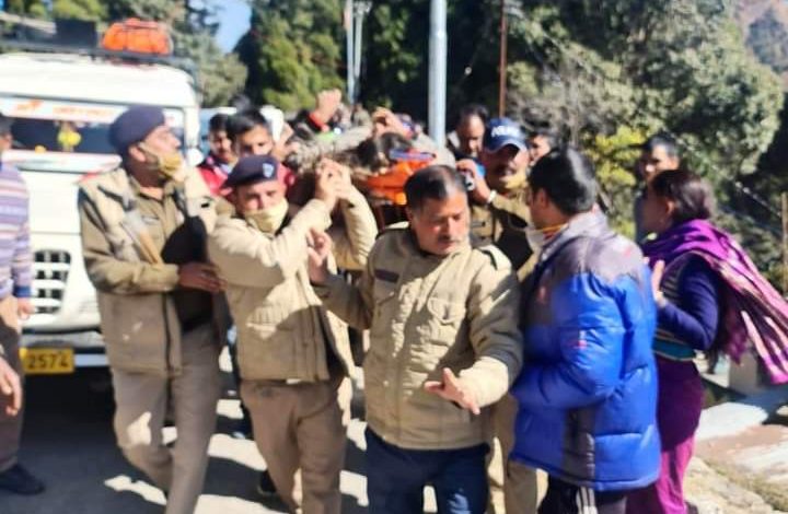 Police performed the religion of humanity and rescued the injured from 150 meters deep ditch
