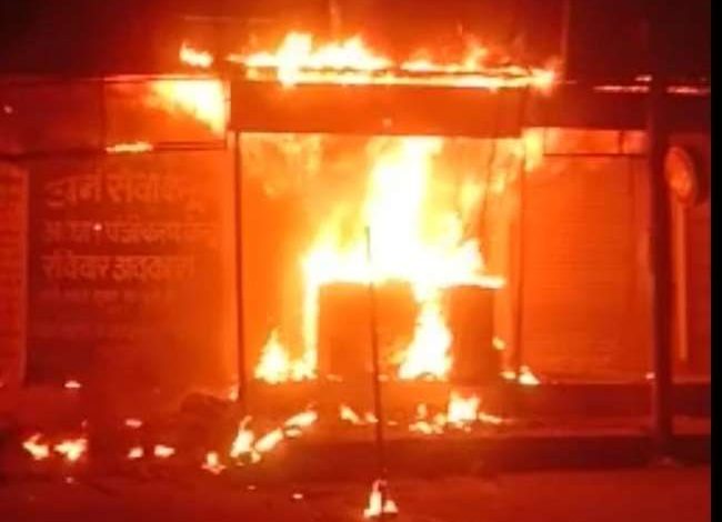 Jewelery shop fire, lakhs of jewelery and furniture destroyed