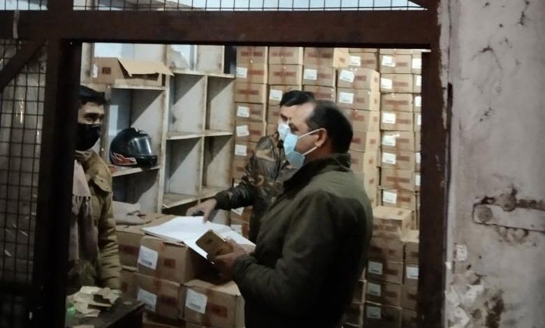 In Nahtaur, the local police inspected the liquor shops operating in the city
