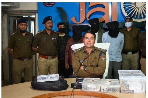 The thieves did not even spare the house of the IPS officer, committed the scandal