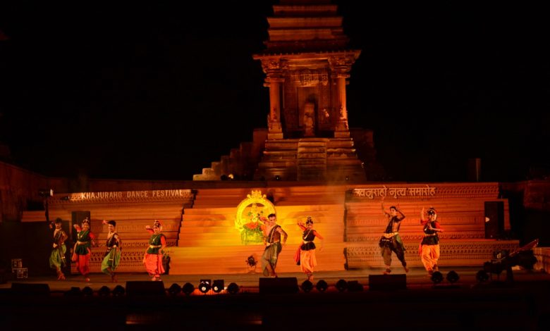 Rangila Fagun landed in the temples of Khajuraho