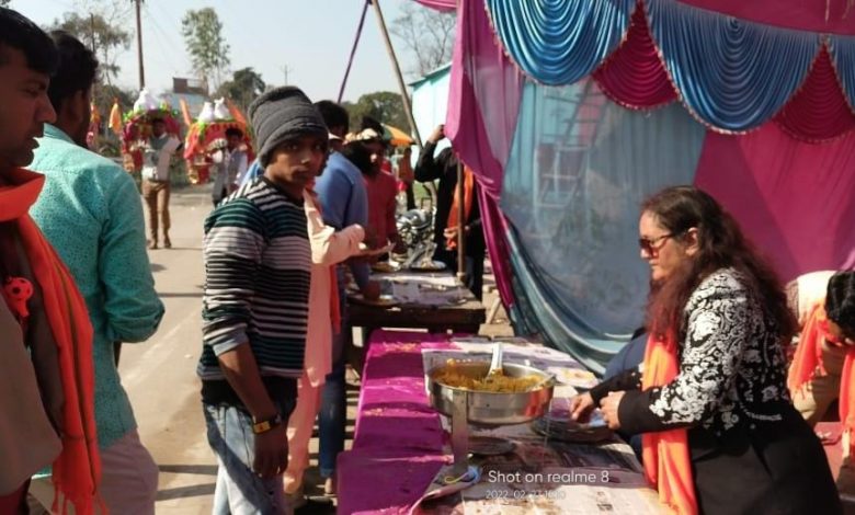 Alka Lahoti distributed fruits and pudding to the devotees of Shiva in a free camp in Gaushala